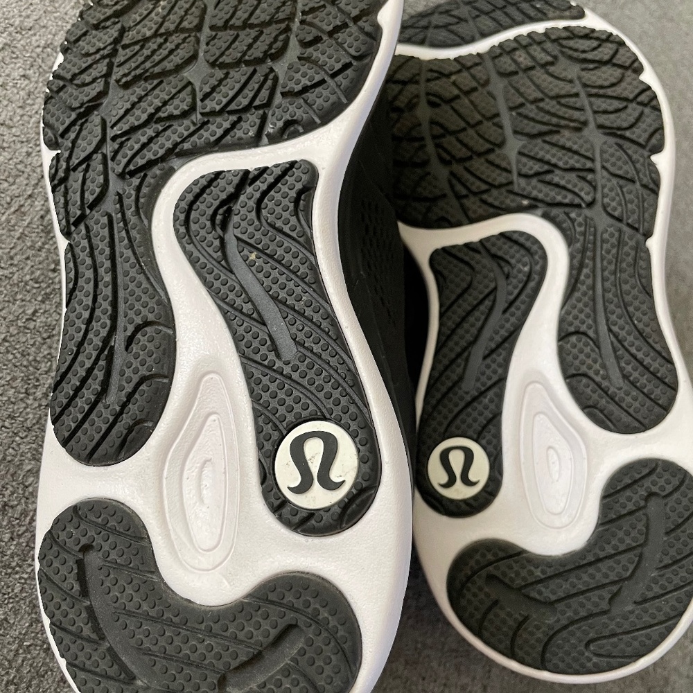 Lululemon size 9 shoes